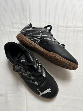 NWOT Puma Attacanto Indoor / Soccer Training Size 4 (Y)